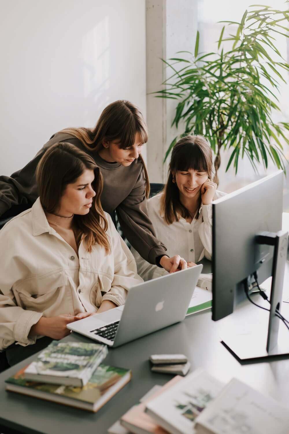 Dlaczego warto wybrać profesjonalną aranżację kwiatów i roślin do biura?