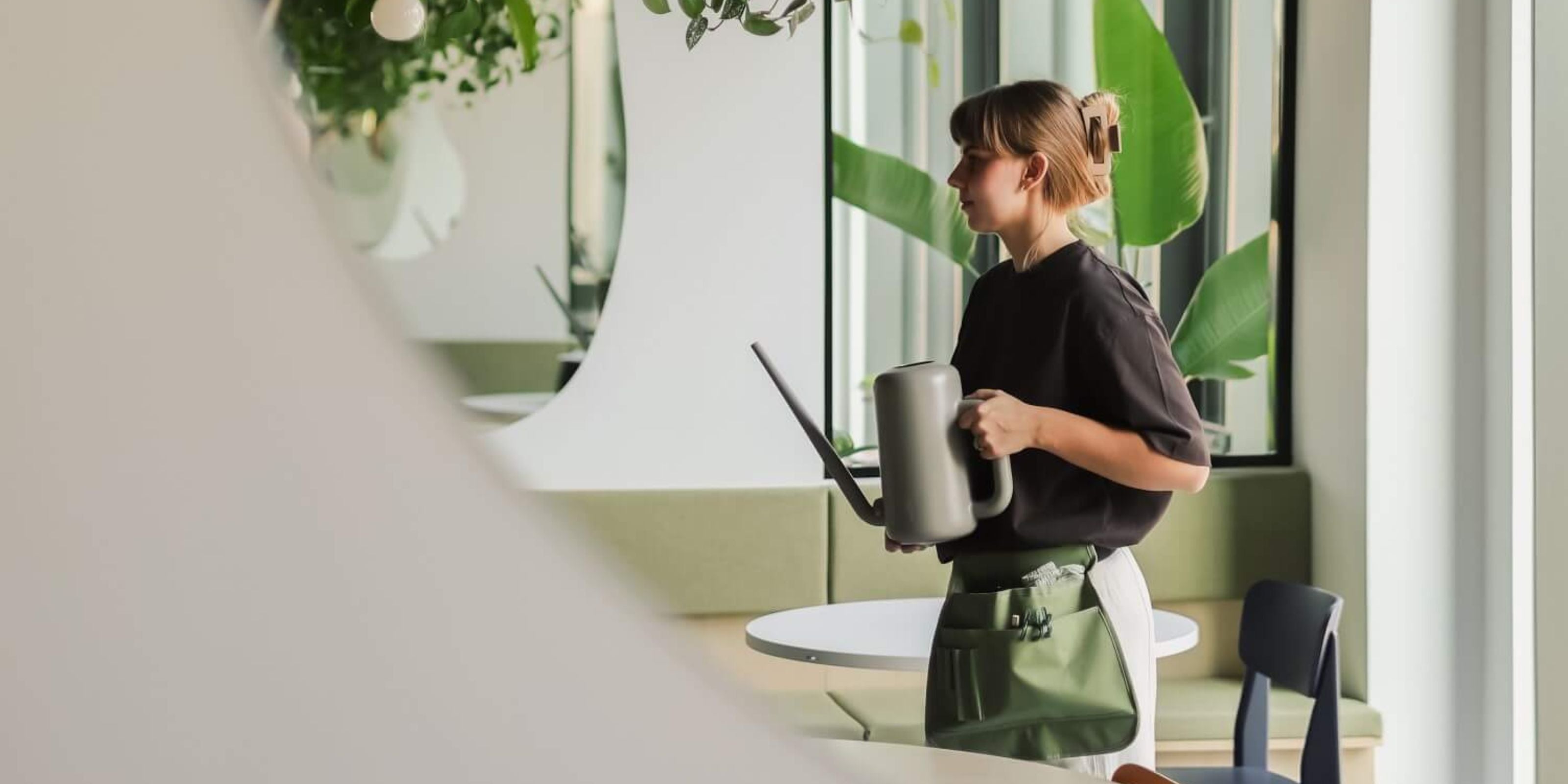 Serwisantka zieleni w biurze